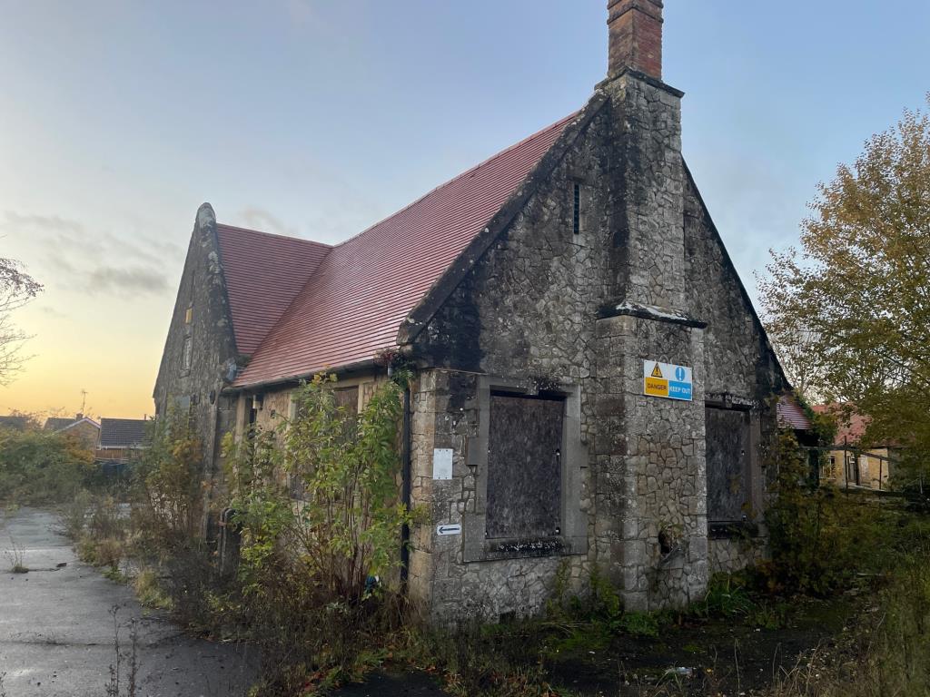 Lot: 28 - FORMER SCHOOL ON HALF ACRE PLOT WITH PLANNING PERMISSION FOR THREE DWELLINGS - General view of the former school